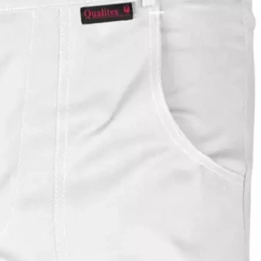 **Verstärkte Vordertaschen** bieten robusten Stauraum, der täglicher Beanspruchung standhält, und halten wichtige Utensilien griffbereit.