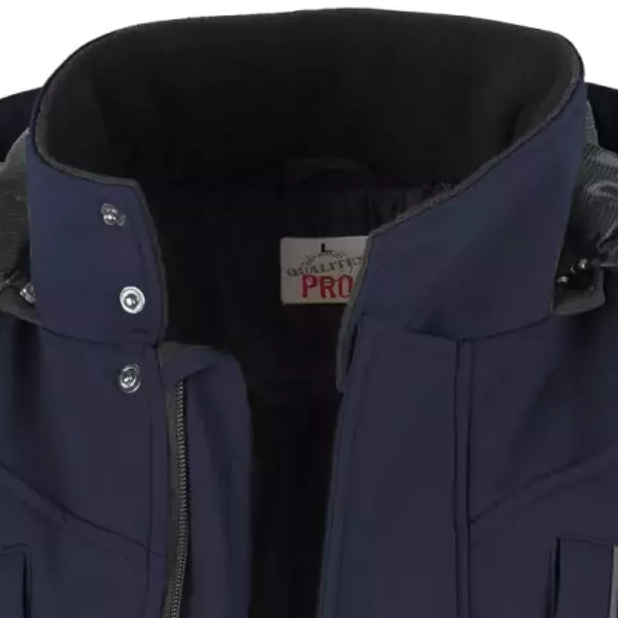 **Stand Up Collar** wraps your neck in extra comfort to keep warmth in and distractions out on cooler days.