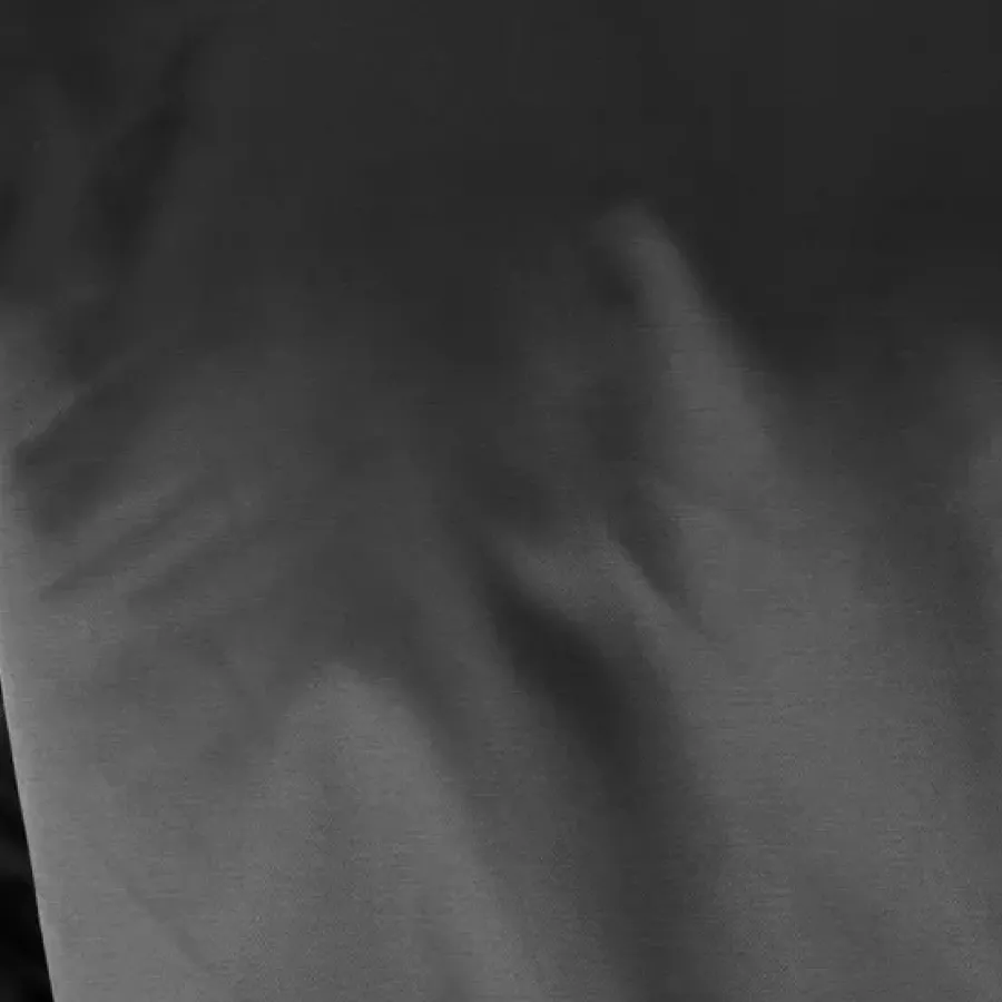 **Baumwoll-Polyester-Mischgewebe** vereint Weichheit mit Strapazierfähigkeit für langanhaltenden, ganztägigen Tragekomfort.