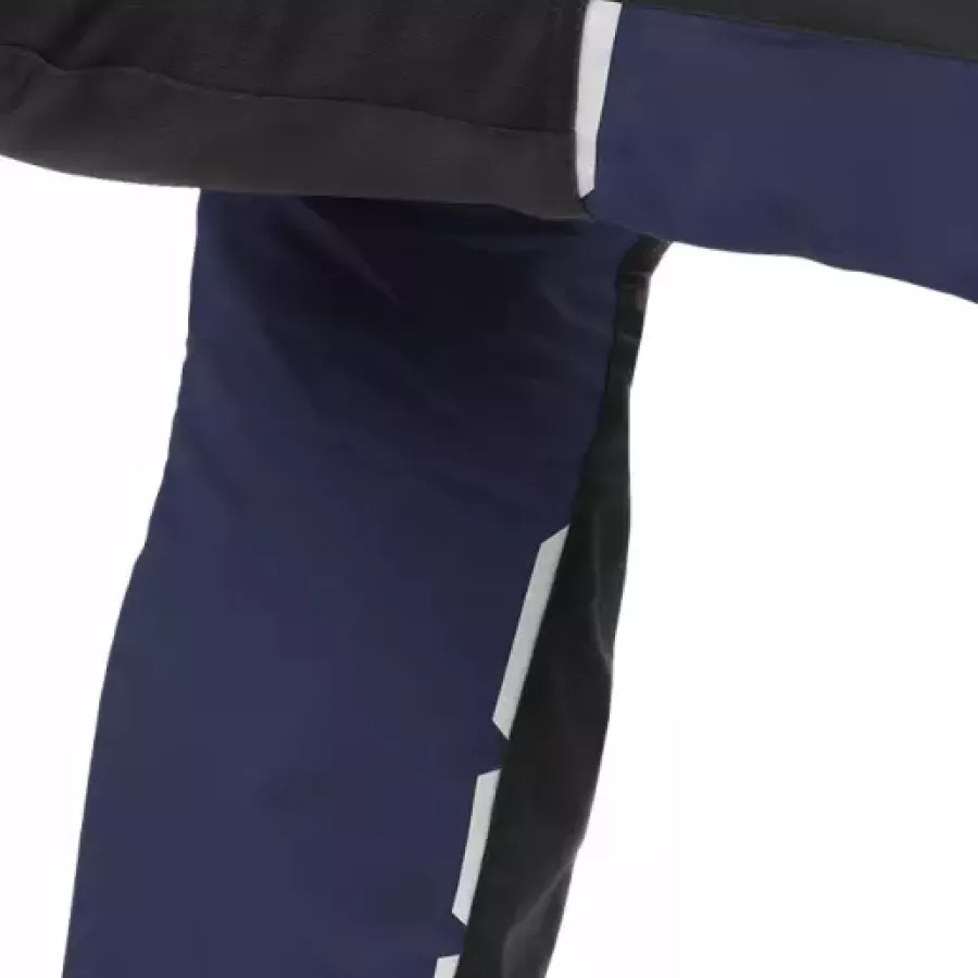 **Reflektierende Details** erhöhen die Sichtbarkeit, damit Sie bei schlechten Lichtverhältnissen sichtbar und sicher bleiben.