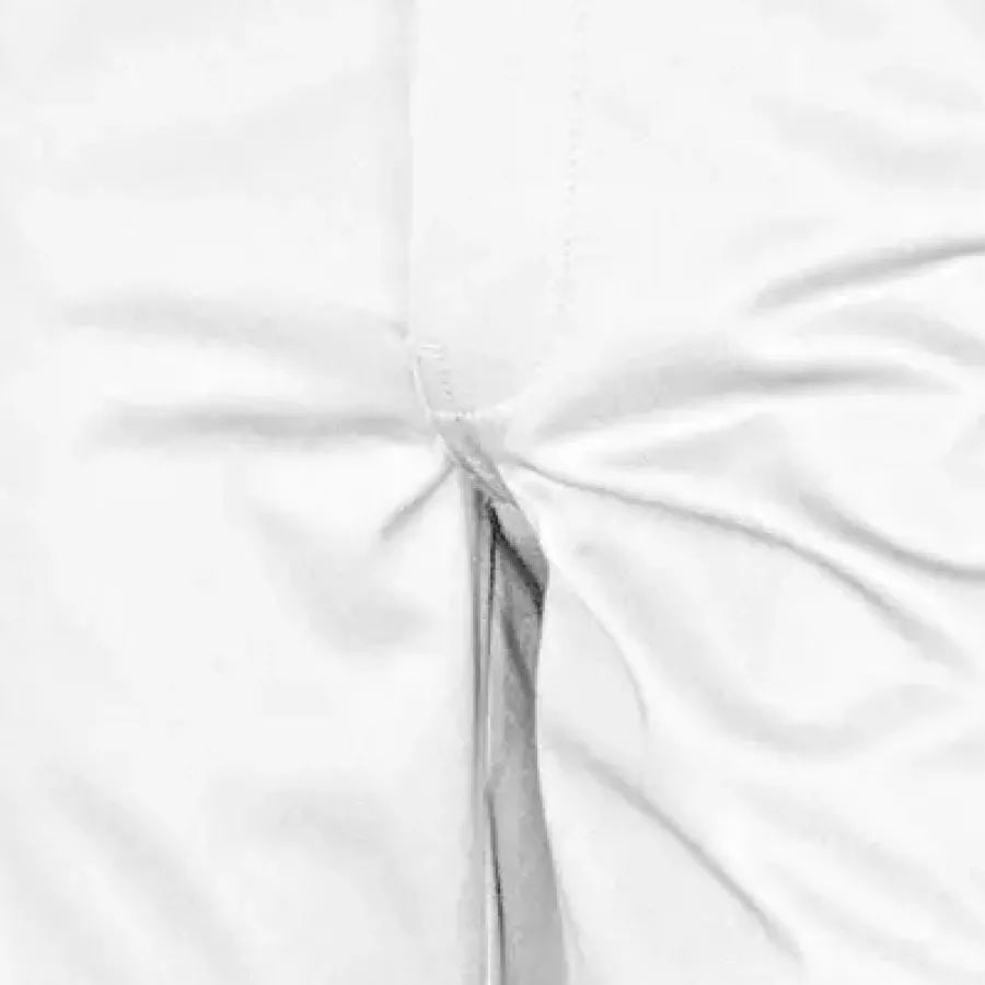 **Strapazierfähiges Material** hält der täglichen Beanspruchung stand, damit Ihre Hose länger hält, ohne den Komfort zu beeinträchtigen.