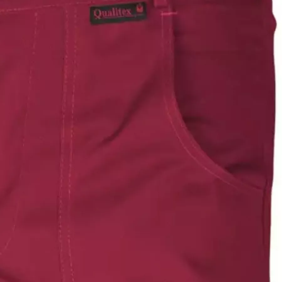 **Verstärkte Vordertaschen** bieten robusten Stauraum, der täglicher Beanspruchung standhält, und halten wichtige Utensilien griffbereit.