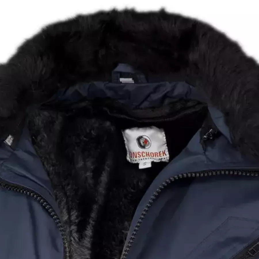 **Herausnehmbares Pelzfutter** lässt Sie bei wechselnden Jahreszeiten mühelos von wohliger Wärme zu einem schlanken Look wechseln.