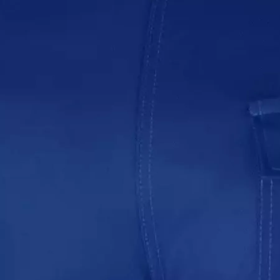 **100% Baumwolle** bietet natürliche Atmungsaktivität und weichen Tragekomfort für den zuverlässigen täglichen Einsatz.