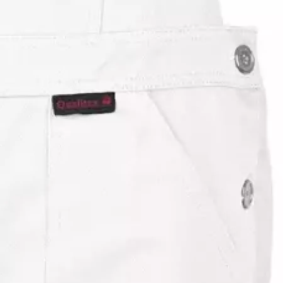 **Druckknopfverschluss** ermöglicht schnelles Anziehen und hält den Latz fest an seinem Platz.