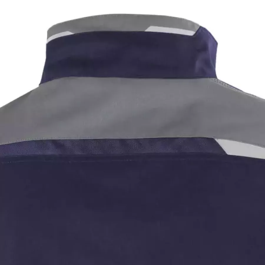 Der **Stehkragen** sorgt für eine angenehme Wärmeschicht um Ihren Hals, damit Sie sich auch bei auffrischendem Wind wohlfühlen.