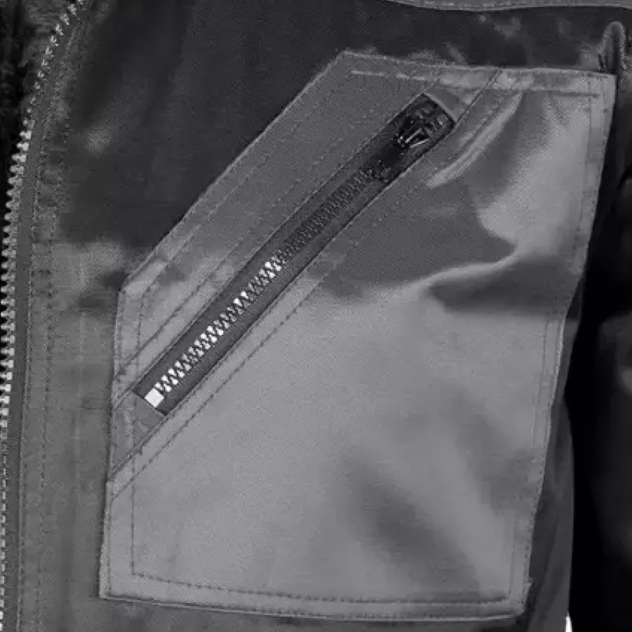 Brusttaschen bieten praktischen Stauraum für wichtige Utensilien und halten diese griffbereit.