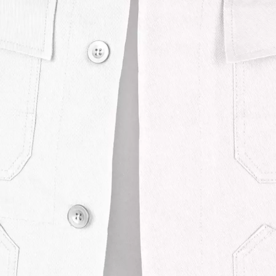 Die verdeckte Knopfleiste sorgt für eine saubere, gepflegte Optik und bleibt dabei praktisch für den Alltag.