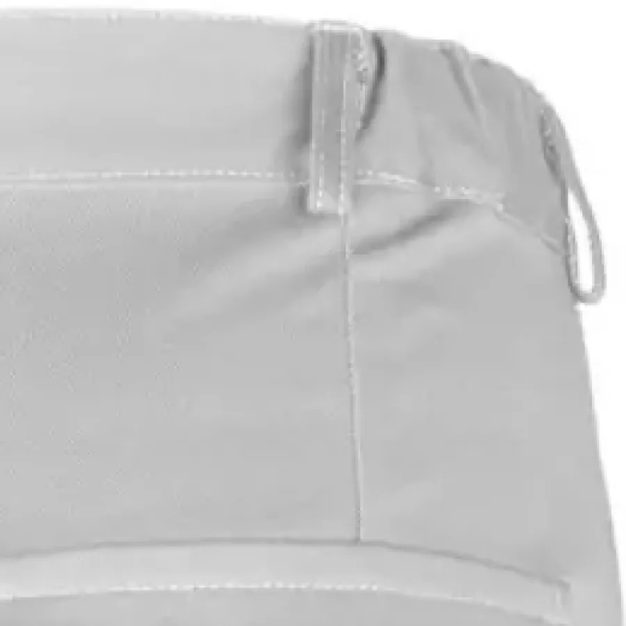 **Seitlicher Dehnbund** passt sich Ihren Bewegungen an und sorgt den ganzen Tag für einen bequemen und sicheren Sitz.