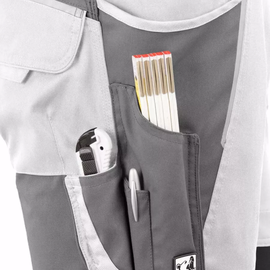**Multiple Tool Pockets** keep your tools organized and close at hand for efficient, uninterrupted work.