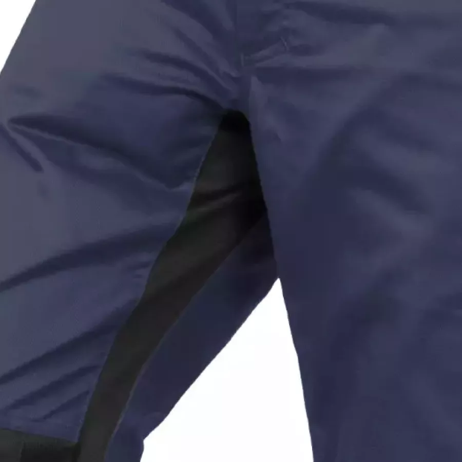 **Strickeinsätze im Schritt** dehnen sich bei jeder Bewegung und bieten unübertroffenen Komfort und Bewegungsfreiheit.