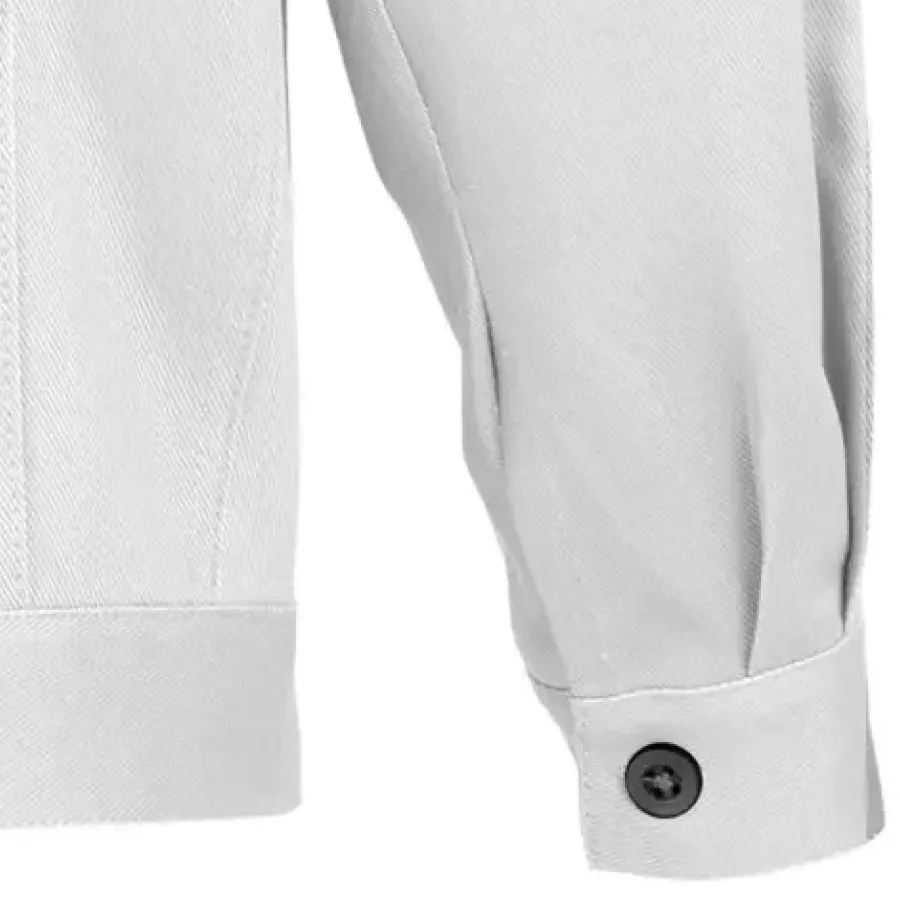 **Ärmelbündchen mit Knopf** sorgen für einen sicheren, verstellbaren Sitz, der die Ärmel bequem an ihrem Platz hält.