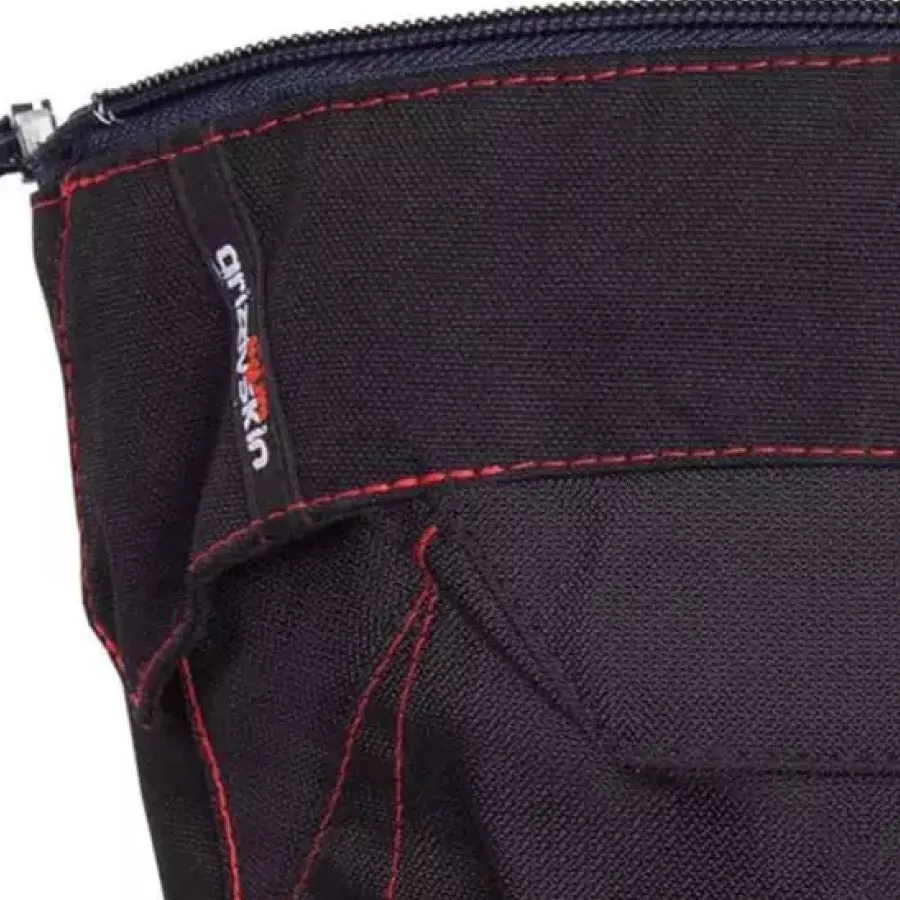 **Zipper Attachment** lets you secure and remove the knee pad quickly without slowing you down.