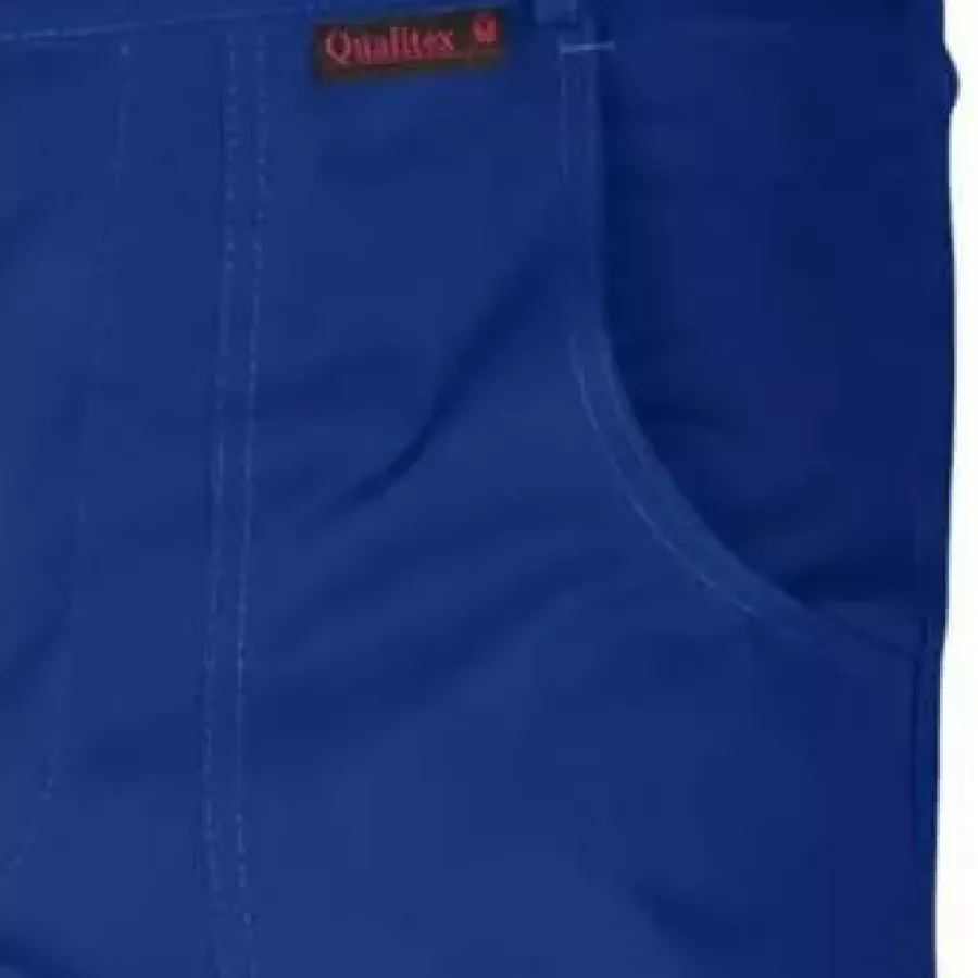 **Verstärkte Vordertaschen** bieten robusten Stauraum, der täglicher Beanspruchung standhält, und halten wichtige Utensilien griffbereit.