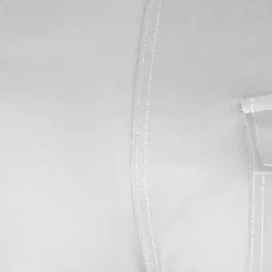 **100% Baumwolle** bietet natürliche Atmungsaktivität und weichen Tragekomfort für den zuverlässigen täglichen Einsatz.