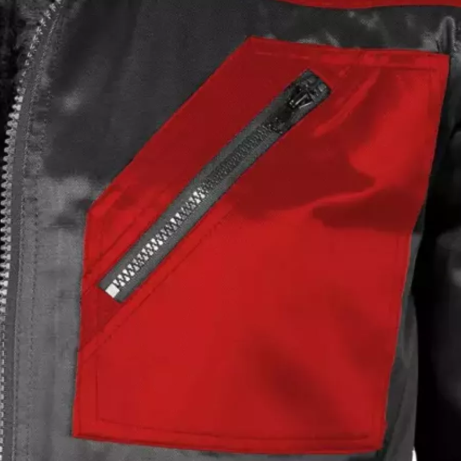 Brusttaschen bieten praktischen Stauraum für wichtige Utensilien und halten diese griffbereit.