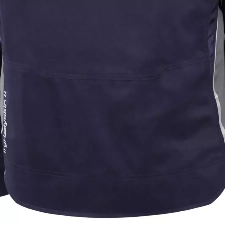 **Verlängerter Rücken** bietet zusätzliche Abdeckung beim Bücken oder Strecken, damit Sie warm bleiben und sich auf die Arbeit konzentrieren können.