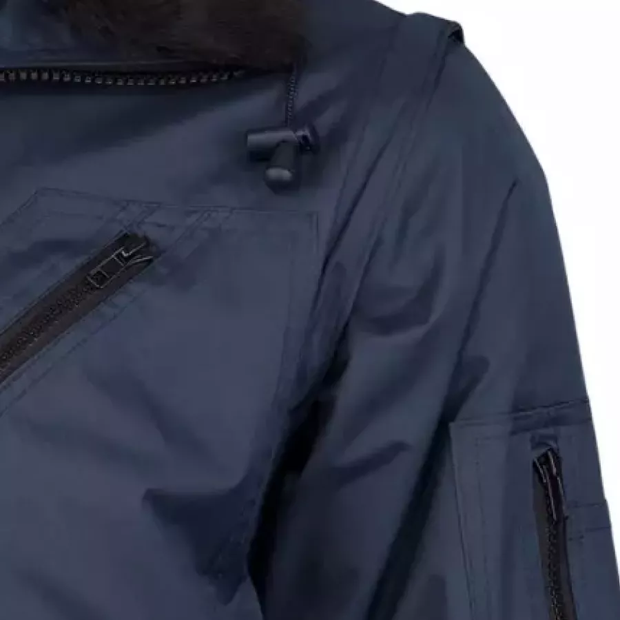 **Abnehmbare Ärmel** verwandeln Ihre Jacke in ein vielseitiges Kleidungsstück, sodass Sie im Handumdrehen für wechselhaftes Wetter gerüstet sind.