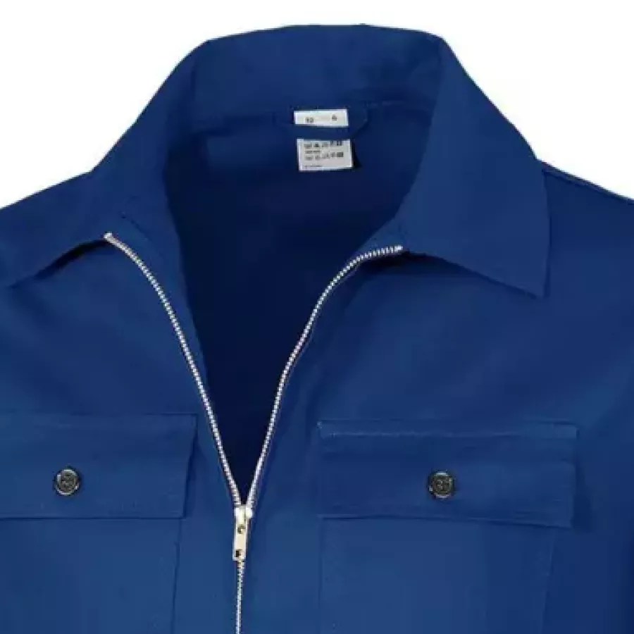 Der **Umlegekragen** verleiht ein gepflegtes, professionelles Aussehen und sitzt den ganzen Tag über bequem am Hals.