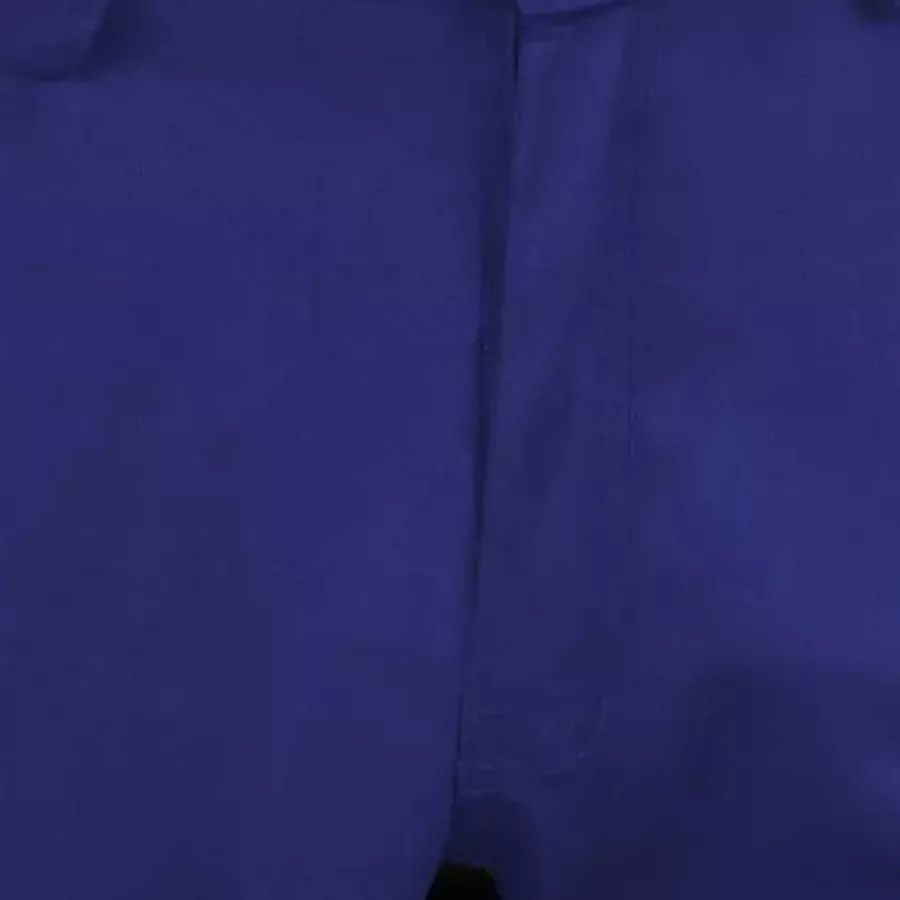 **Atmungsaktives Material** sorgt für Luftzirkulation und hilft Ihnen, selbst bei intensiver Arbeit kühl und frisch zu bleiben.