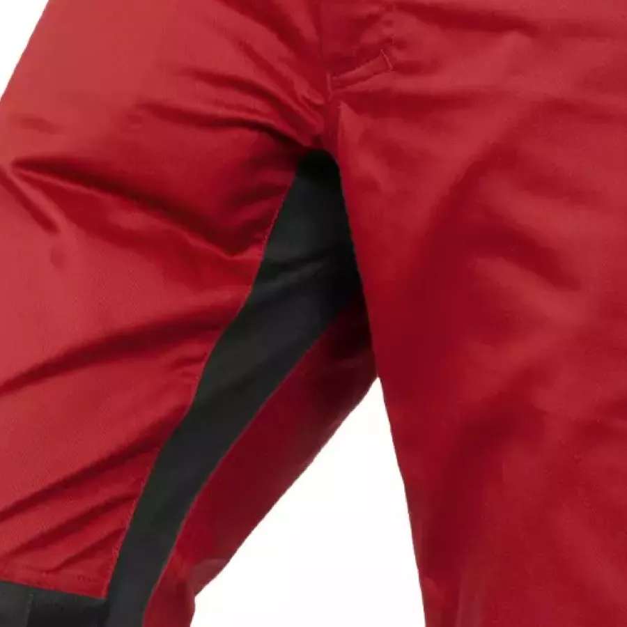 **Strickeinsätze im Schritt** dehnen sich bei jeder Bewegung und bieten unübertroffenen Komfort und Bewegungsfreiheit.