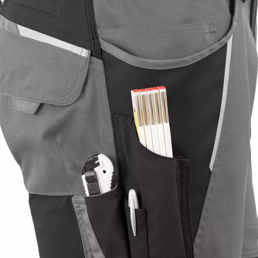 **Mehrere Werkzeugtaschen** halten Ihre Utensilien griffbereit, damit Sie effizient arbeiten können, ohne den Fokus zu verlieren.