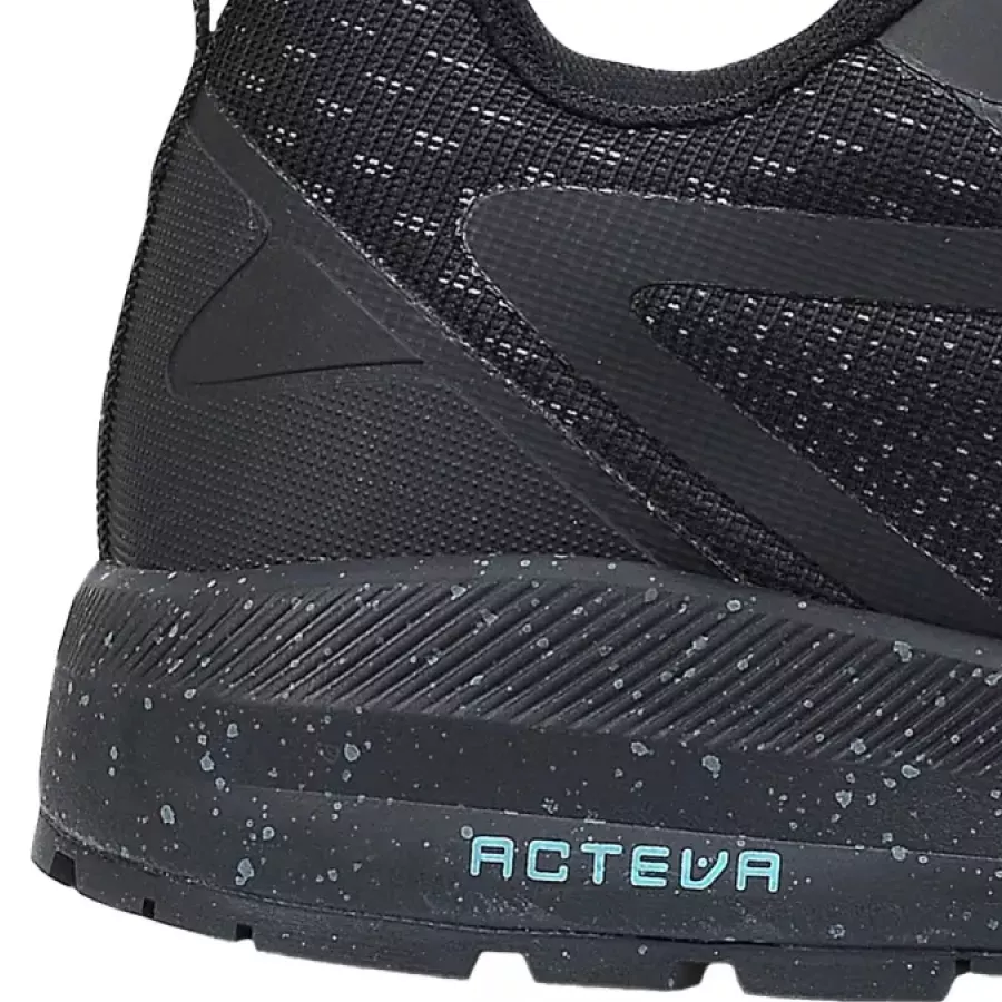 **Durchtrittsichere Zwischensohle** schützt Ihre Füße vor scharfen Gegenständen und hält den Schuh dabei flexibel.