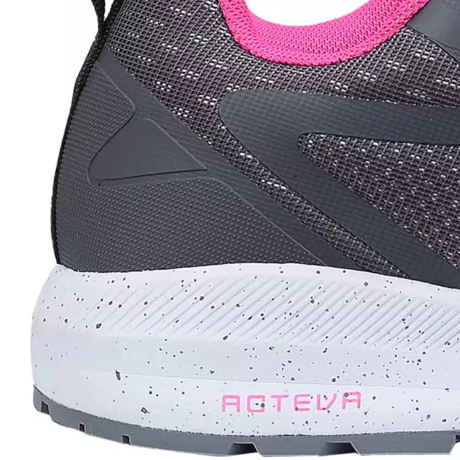 **Durchtrittsichere Zwischensohle** schützt Ihre Füße vor scharfen Gegenständen und hält den Schuh dabei flexibel.