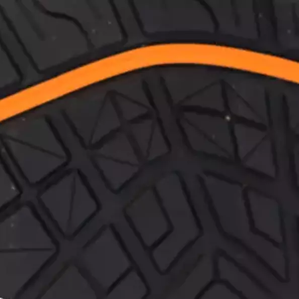 Sorgen Sie für sicheren Halt auf verschiedenen Oberflächen mit einer robusten **Gummiaußensohle**. Dieses Design bietet überlegene Rutschfestigkeit sowohl auf nassen als auch öligen Böden und gewährleistet, dass Sie in dynamischen Umgebungen stabil und sicher bleiben, mit dem zusätzlichen Vorteil der Beständigkeit gegen Kraftstoff und Öl für verbesserte Langlebigkeit und Zuverlässigkeit.