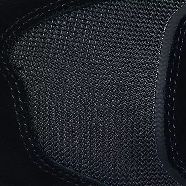 **Atmungsaktives Mesh-Obermaterial** hält Ihre Füße kühl und trocken.
