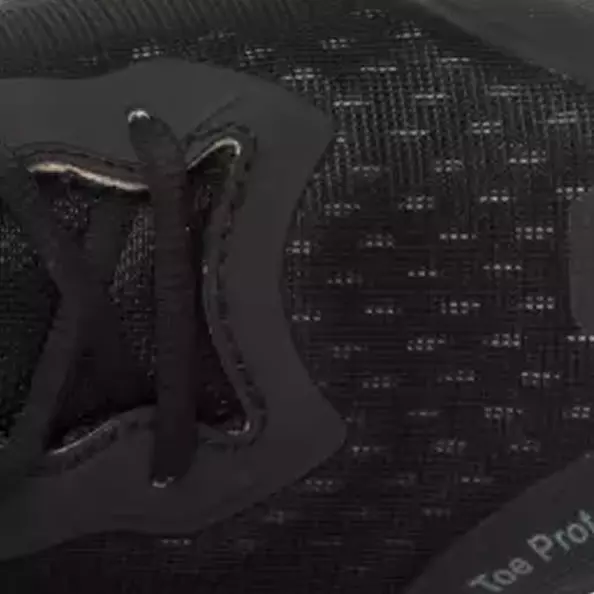 Mit Fokus auf Leistung und Langlebigkeit gefertigt, ist das Obermaterial darauf ausgelegt, dem täglichen Verschleiß standzuhalten und gleichzeitig ein elegantes und funktionales Aussehen zu bieten. Diese Konstruktion gewährleistet einen sicheren Sitz und unterstützt ein leichtes Tragegefühl, wodurch die Belastung während des Arbeitstages reduziert wird.