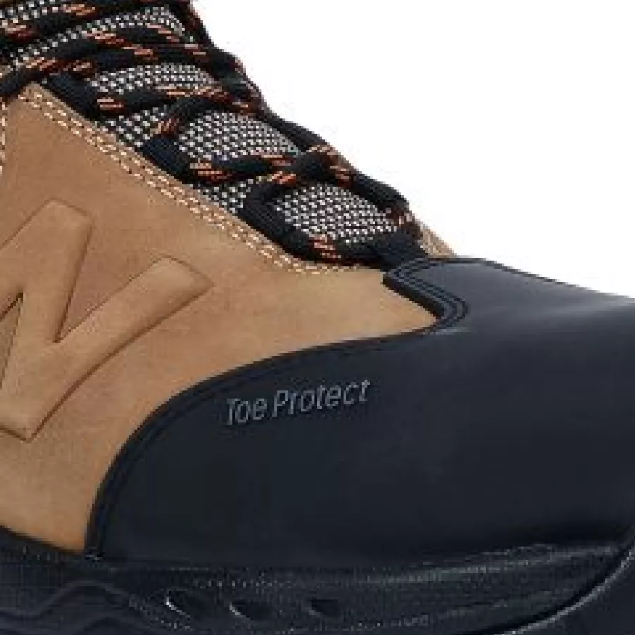 **Wasserdichte Obermaterialkonstruktion** hält Ihre Füße bei Nässe trocken und komfortabel.