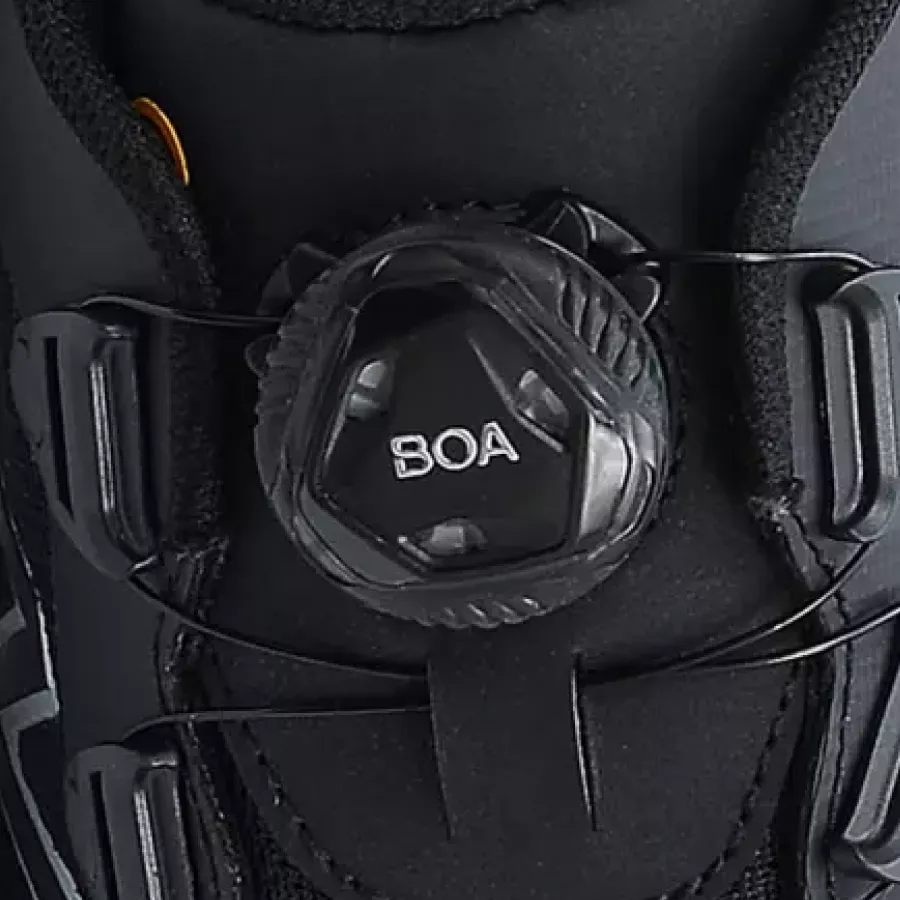 **BOA® Fit System** ermöglicht eine schnelle, präzise und einhändige Anpassung für eine sichere, individuelle Passform.