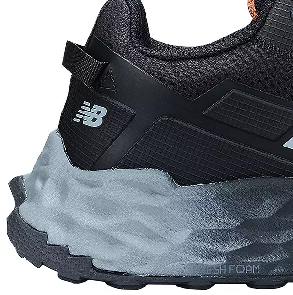 **New Balance's Fresh Foam** dämpft jeden Schritt und bringt Laufschuh-Komfort zur Arbeit.
