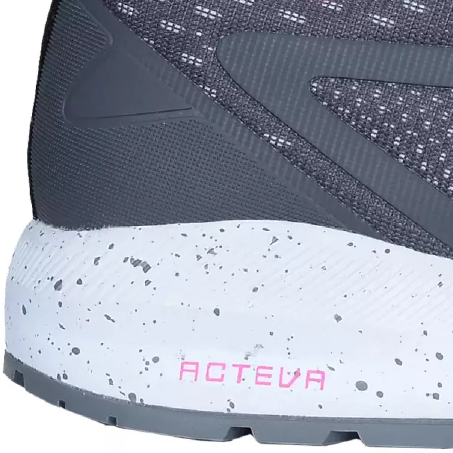 **Durchtrittsichere Zwischensohle** schützt Ihre Füße vor scharfen Gegenständen, ohne die Flexibilität zu beeinträchtigen.