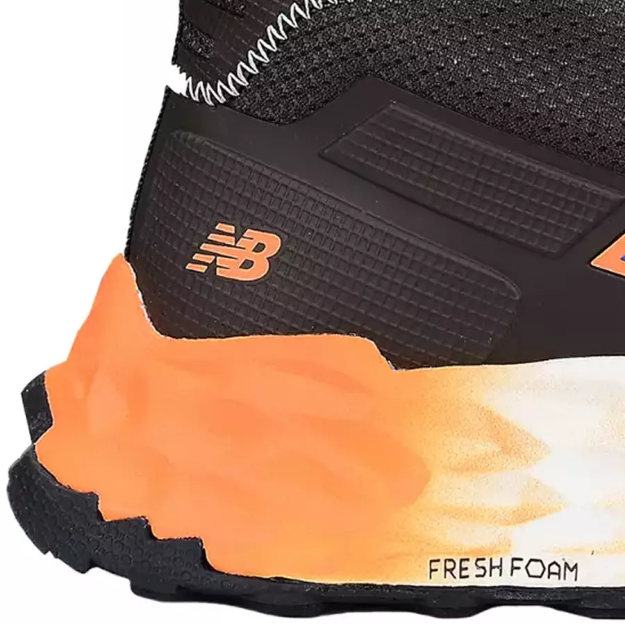 **New Balance's Fresh Foam** dämpft jeden Schritt und bringt Laufschuh-Komfort zur Arbeit.