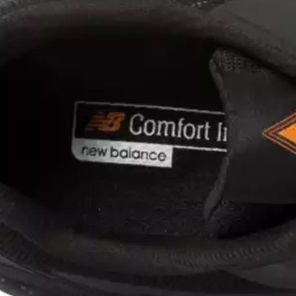 Erleben Sie überlegene Unterstützung mit der **ACTEVA Performance-Zwischensohlen-Technologie**, die sich dynamisch an Ihre Bewegung anpasst. Im Zusammenspiel mit der ergonomischen **NB Comfort Insert** bietet dieses System optimale Dämpfung und Unterstützung und gewährleistet *gedämpften Komfort*, der die Belastung von Füßen und Körper reduziert.