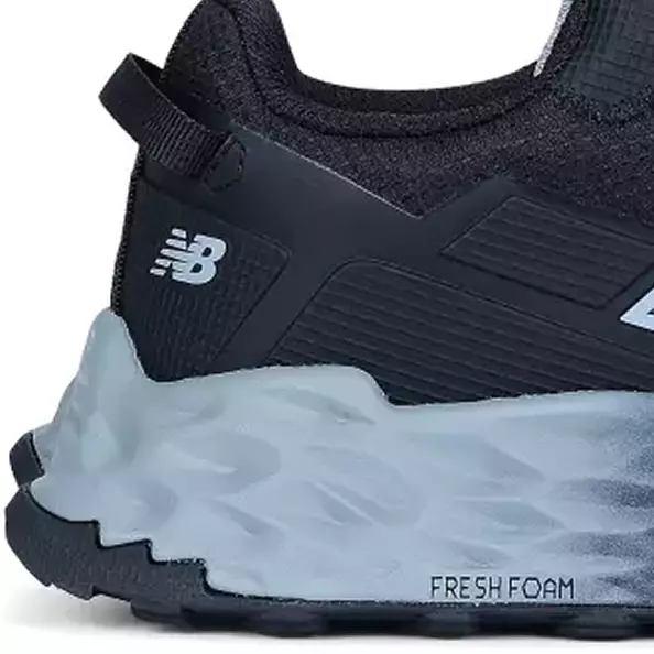 **New Balance's Fresh Foam** dämpft jeden Schritt und bringt Laufschuh-Komfort zur Arbeit.
