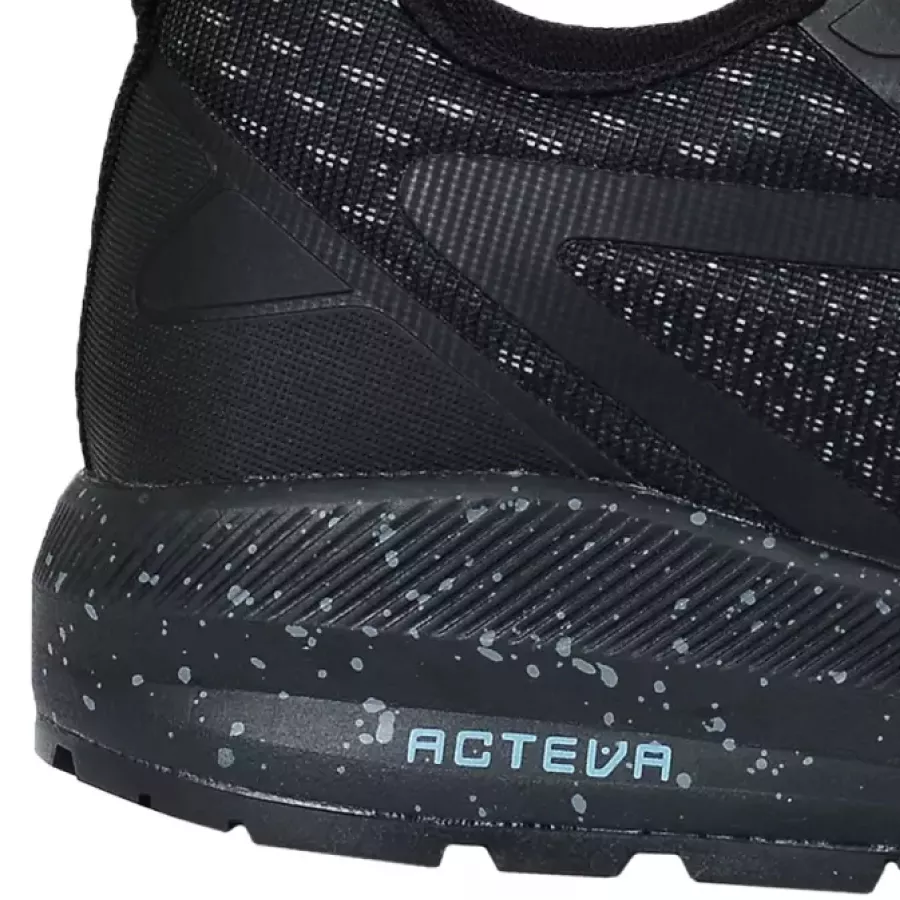 **Durchtrittsichere Zwischensohle** schützt Ihre Füße vor scharfen Gegenständen, ohne die Flexibilität zu beeinträchtigen.