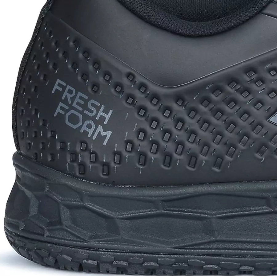 **Fresh Foam Zwischensohle** dämpft jeden Schritt mit stützendem Komfort.