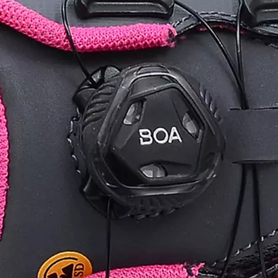 **BOA® Fit System** ermöglicht eine schnelle, präzise und einhändige Anpassung für eine sichere, individuelle Passform.