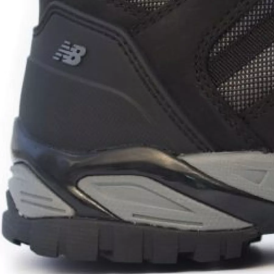 **Durchtrittsichere Zwischensohle** schützt vor spitzen Gegenständen und bewahrt dabei die Flexibilität.