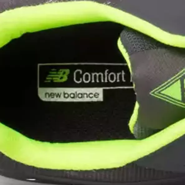 **ACTEVA Performance-Zwischensohle** dämpft jeden Schritt für ganztägigen Komfort und verringerte Ermüdung.