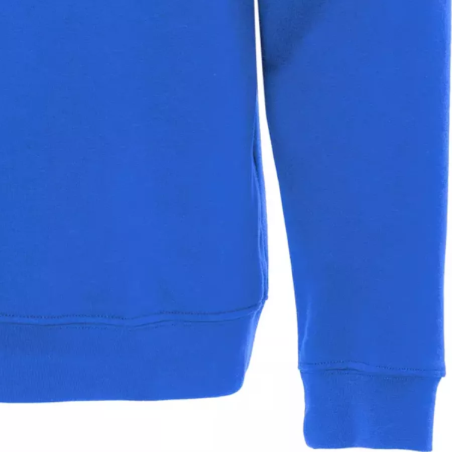 **Rippbündchen an Ärmeln und Saum** sorgen für eine sichere und bequeme Passform, damit die Wärme bei Bewegung erhalten bleibt.