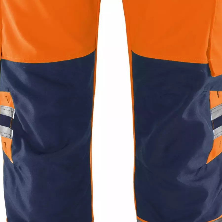 **CORDURA®-verstärkte Knietaschen** bieten dauerhaften Komfort und Schutz beim Knien auf harten Untergründen.