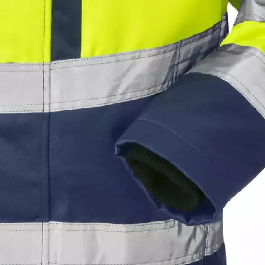 **Elastische Innenbündchen mit Daumenschlaufen** bleiben sicher an ihrem Platz, schließen die Wärme ein und erhöhen den Tragekomfort bei Bewegung.