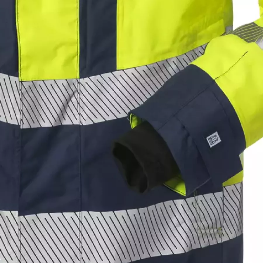 **Mit Klettverschluss verstellbare Ärmel mit Daumengriff** gewährleisten einen sicheren, anpassbaren Sitz, der bei aktiver Arbeit nicht verrutscht.