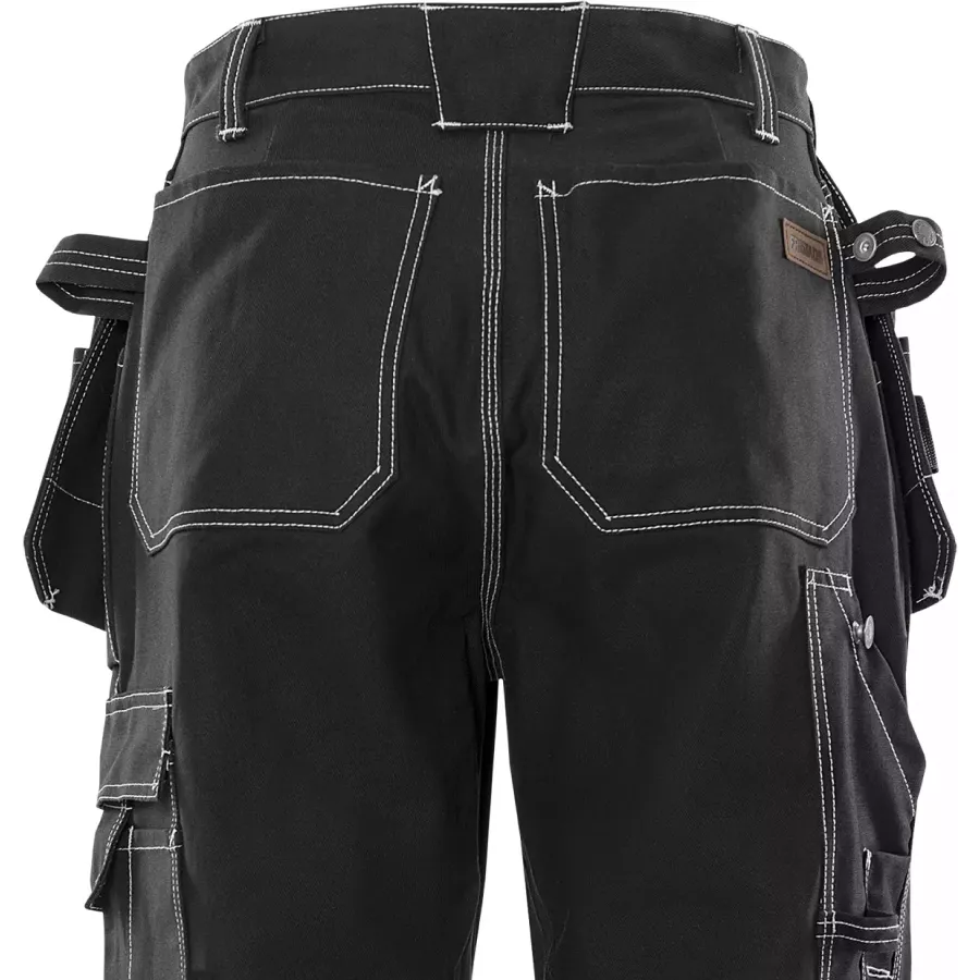 **Hammerschlaufen an den Seiten** halten Ihren Hammer griffbereit, damit Sie sich effizienter bewegen und arbeiten können.