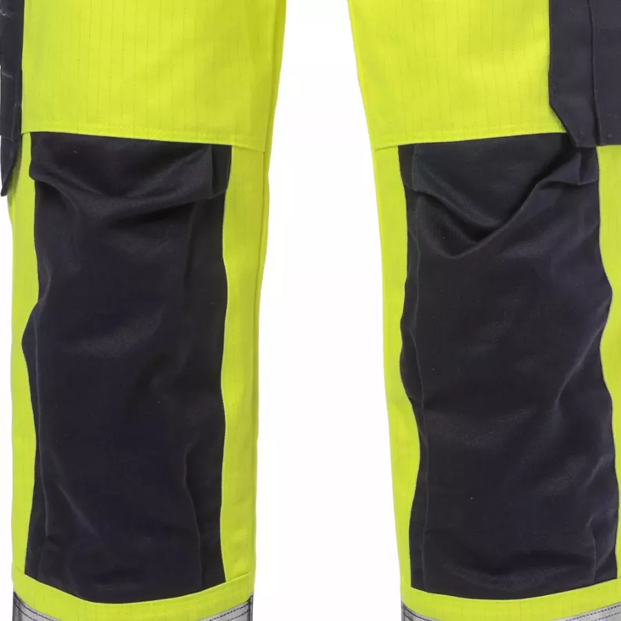 **CORDURA® Reinforced Knee Pockets** give durable comfort and protection when kneeling or working on rough surfaces.