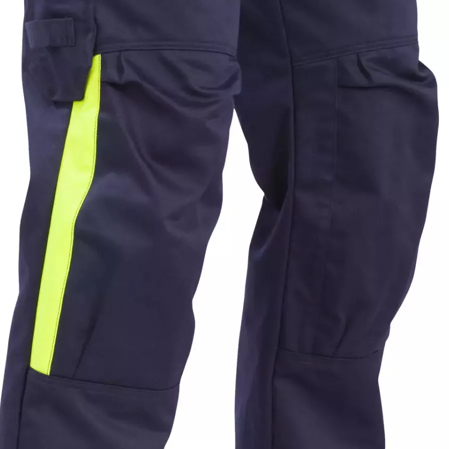 **Knee-Pad Pockets** let you work comfortably on your knees for longer without breaking focus or momentum.